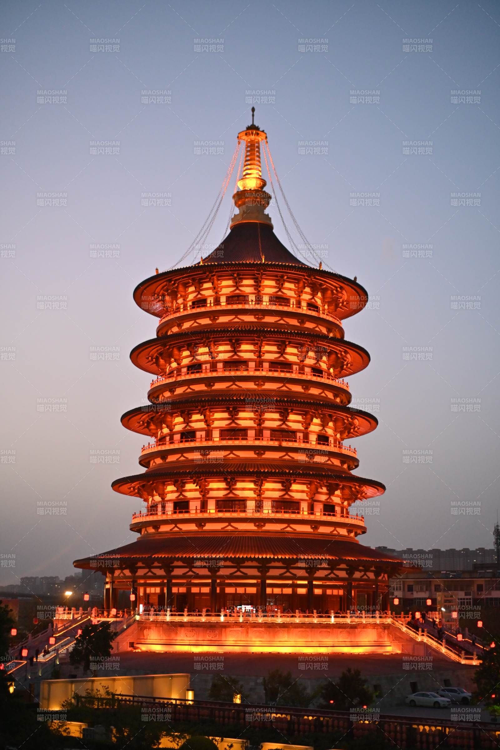 古塔夜景 灯火辉煌图片