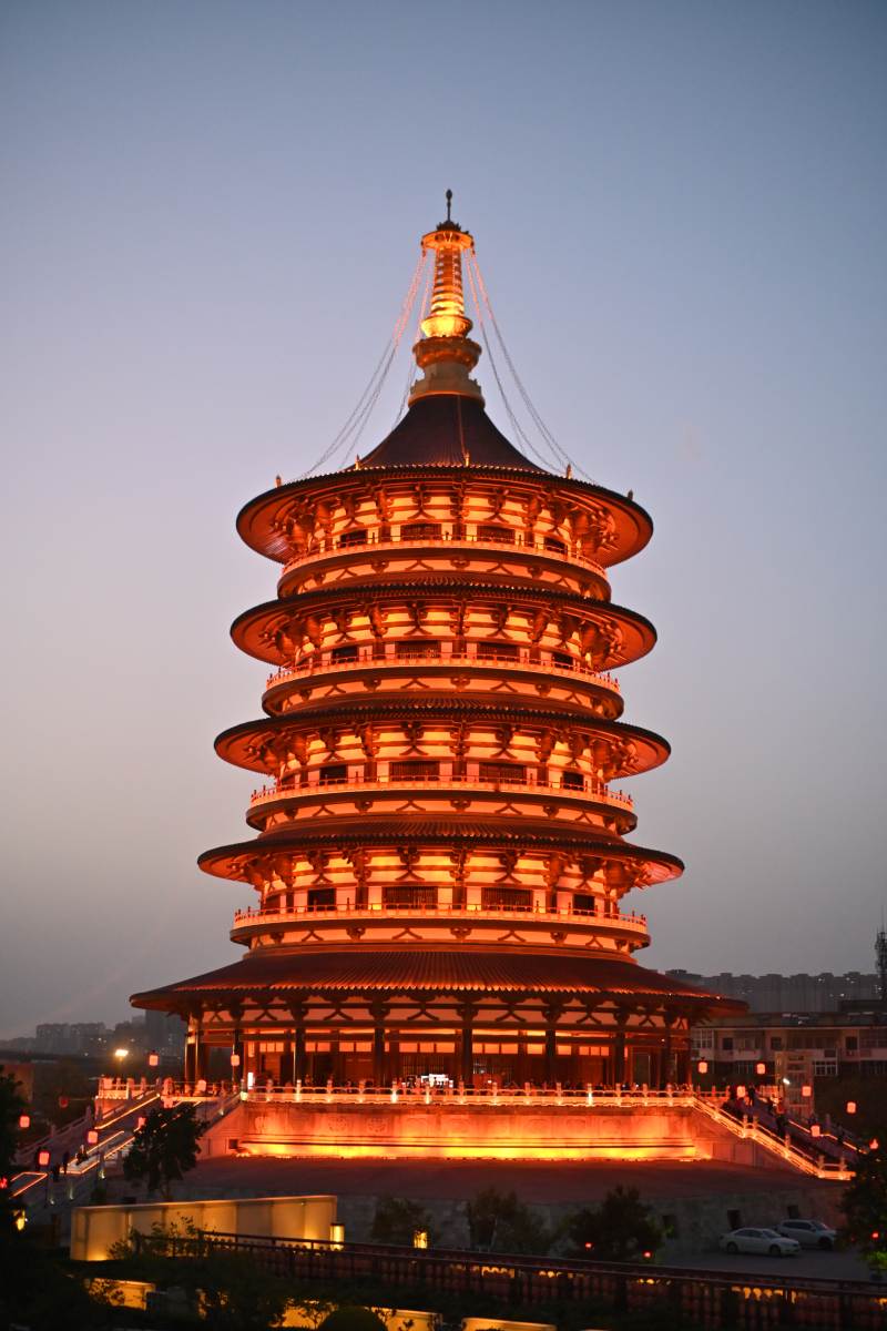 古塔夜景 灯火辉煌图片