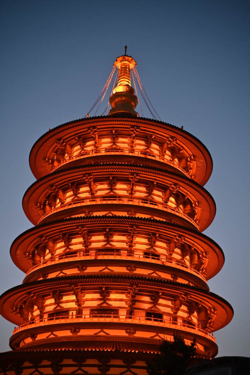 古塔夜景流光璀璨图片