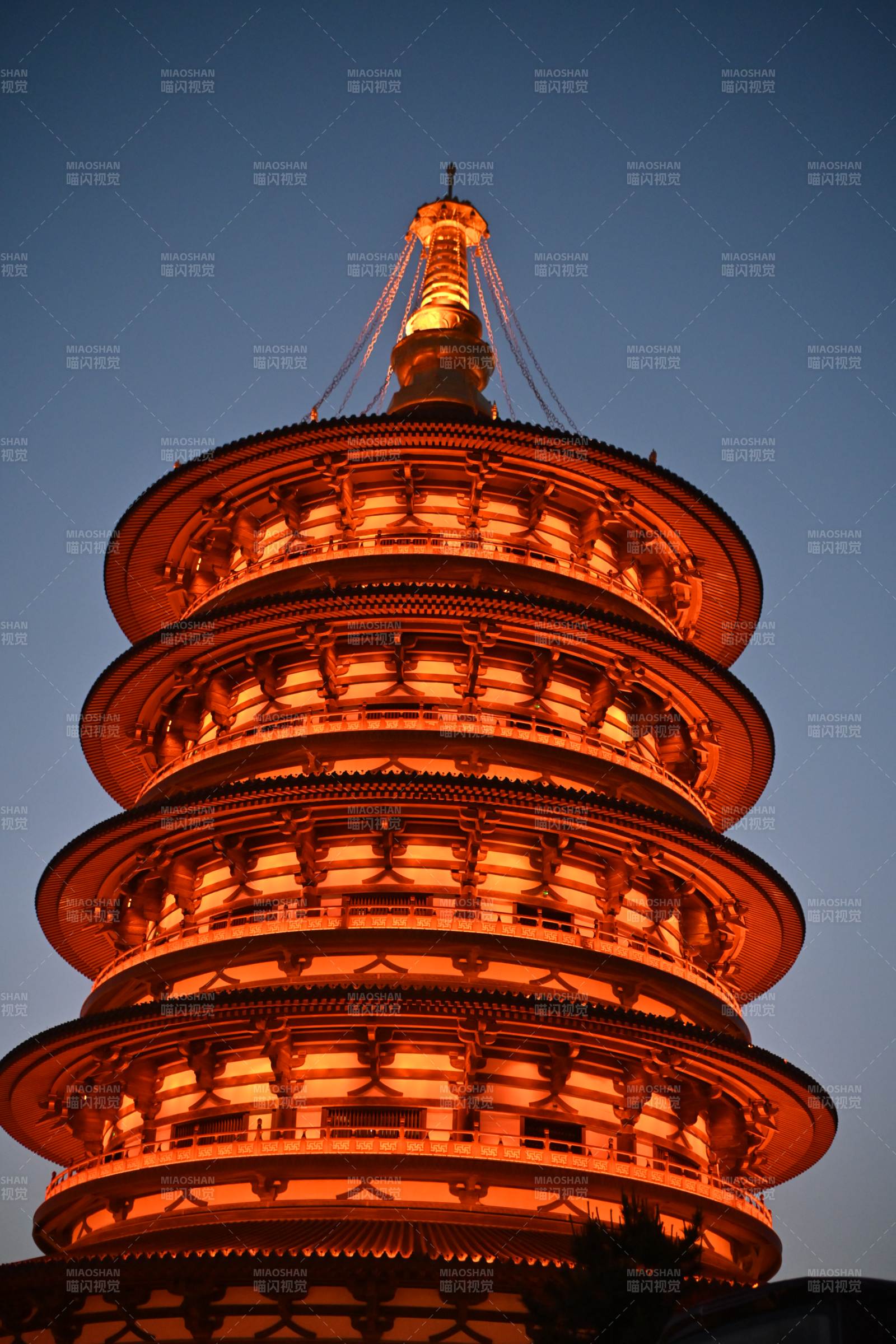 古塔夜景流光璀璨图片