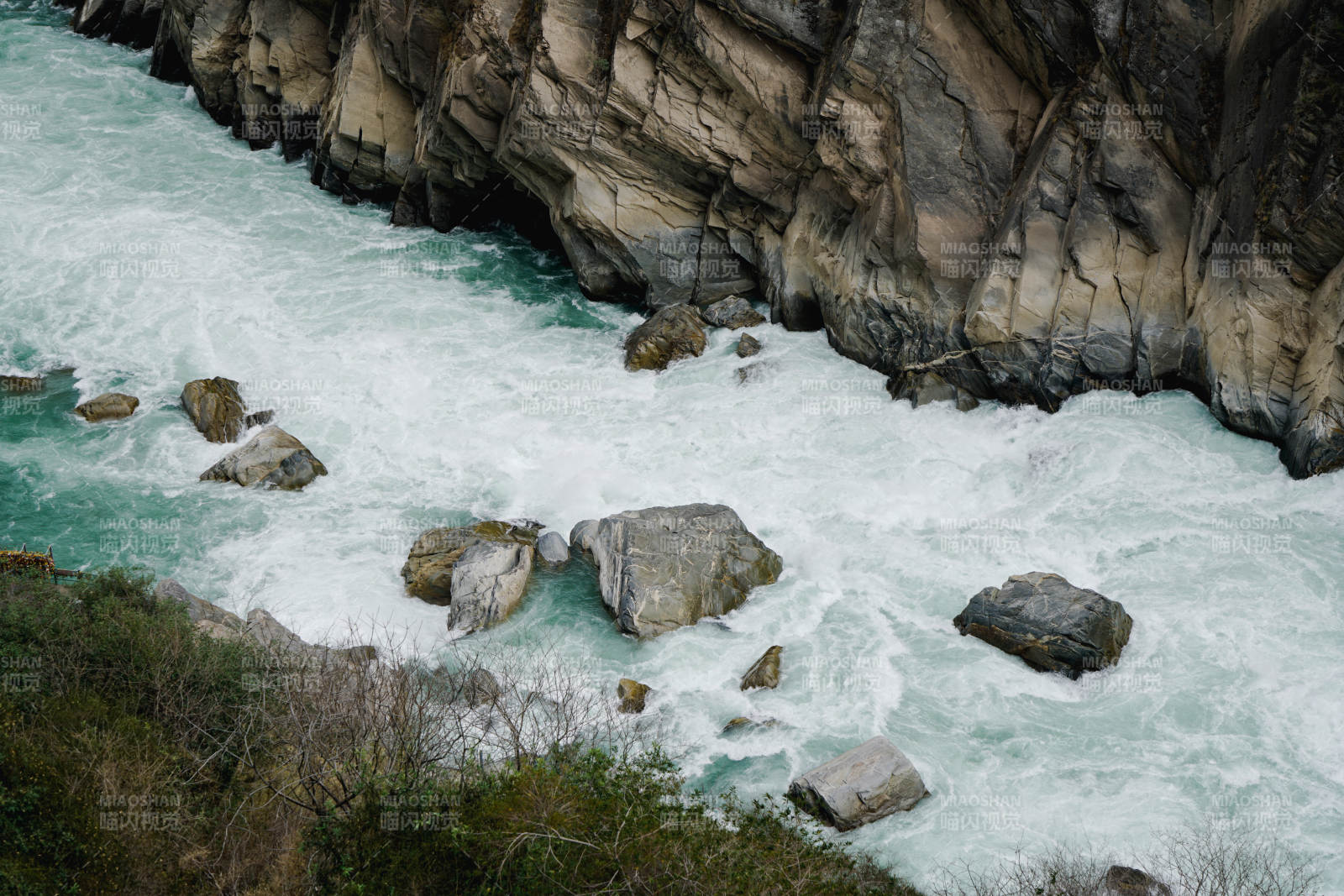 虎跳峡激流勇进 峡谷风光图片