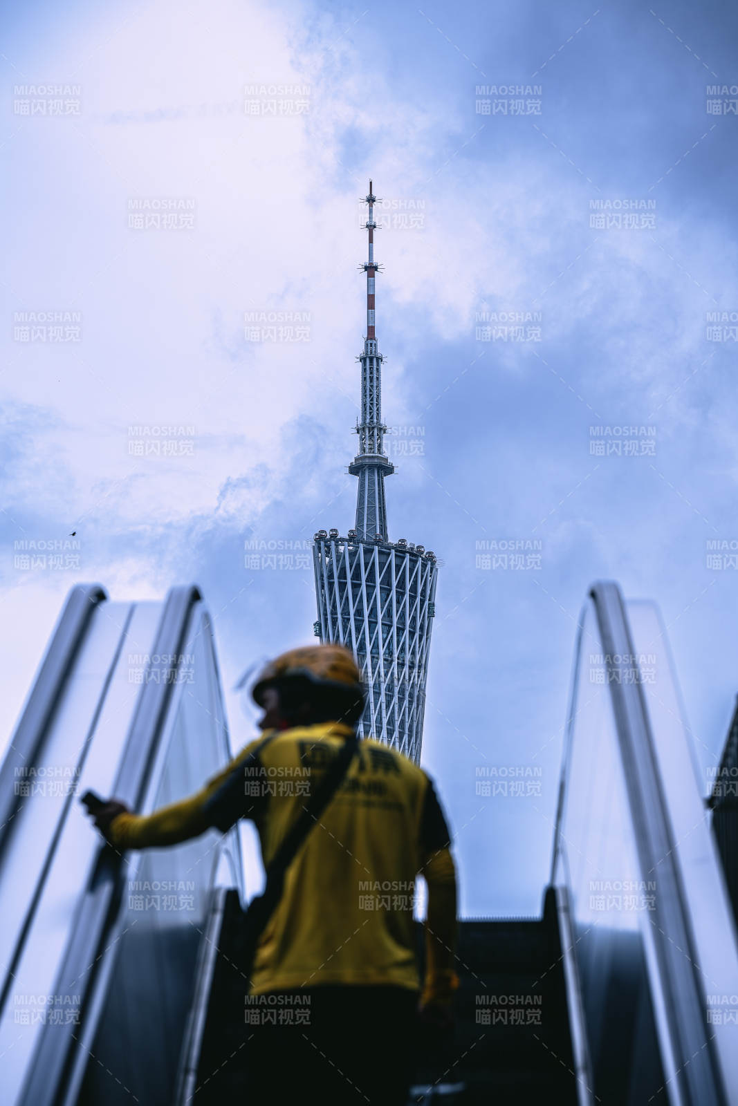 登高望塔 逐梦前行图片