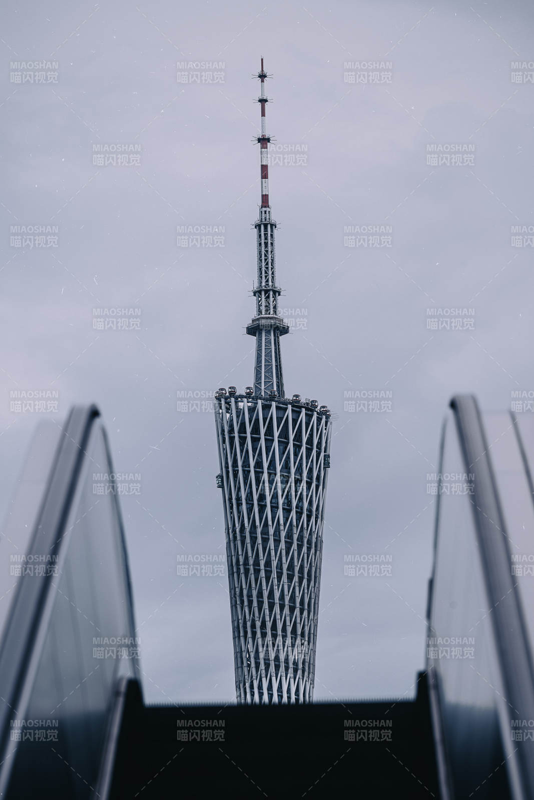 广州塔与扶梯的视角图片