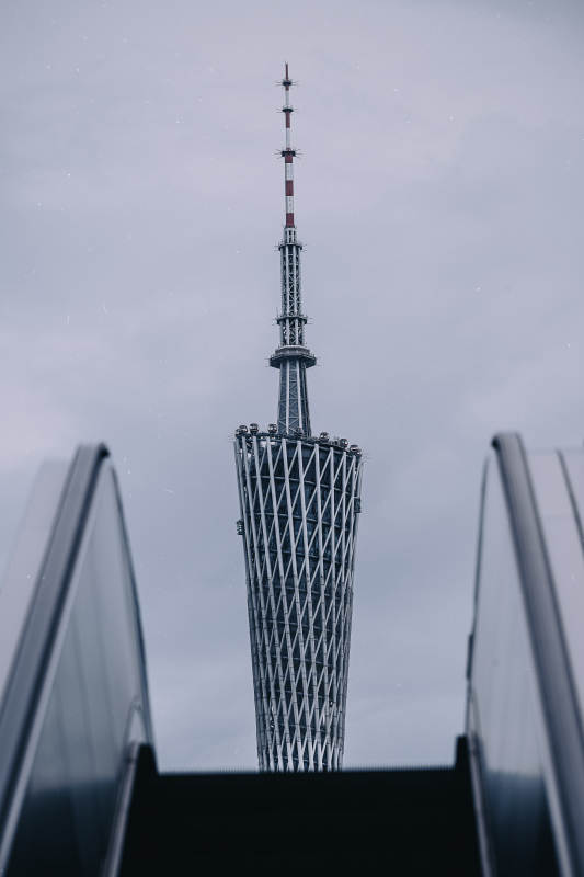 广州塔与扶梯的视角图片