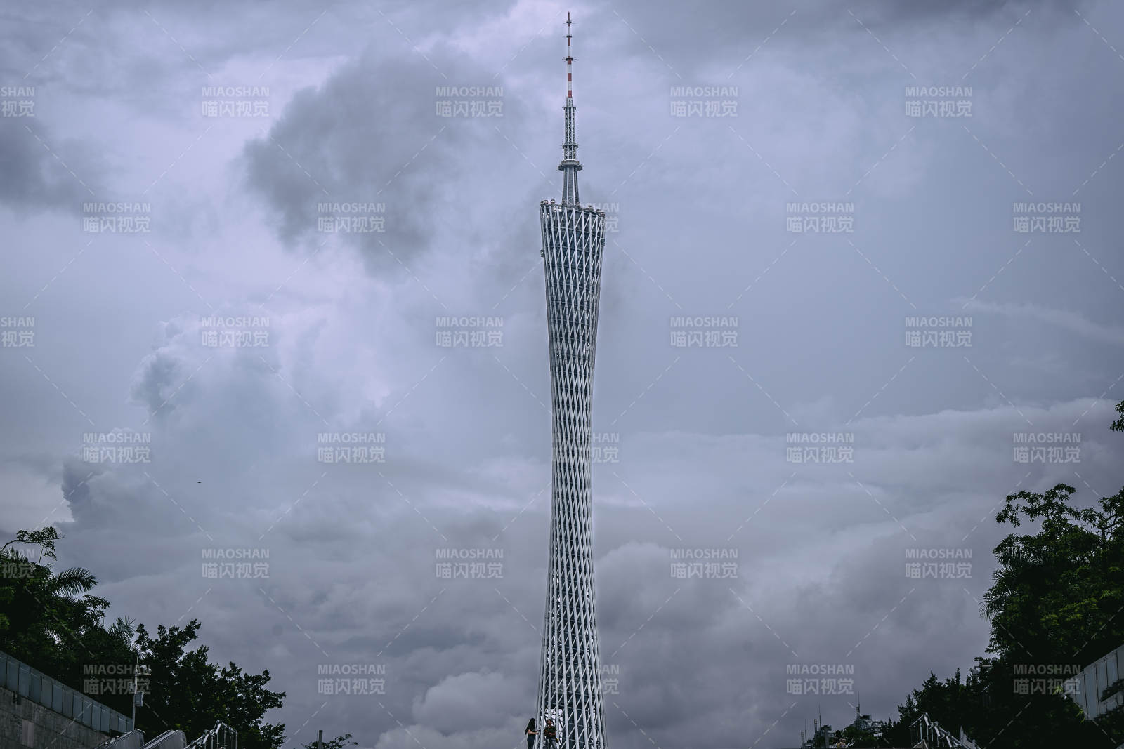 广州塔在阴云下的剪影图片