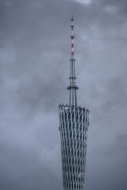 广州塔尖 云雾缭绕图片