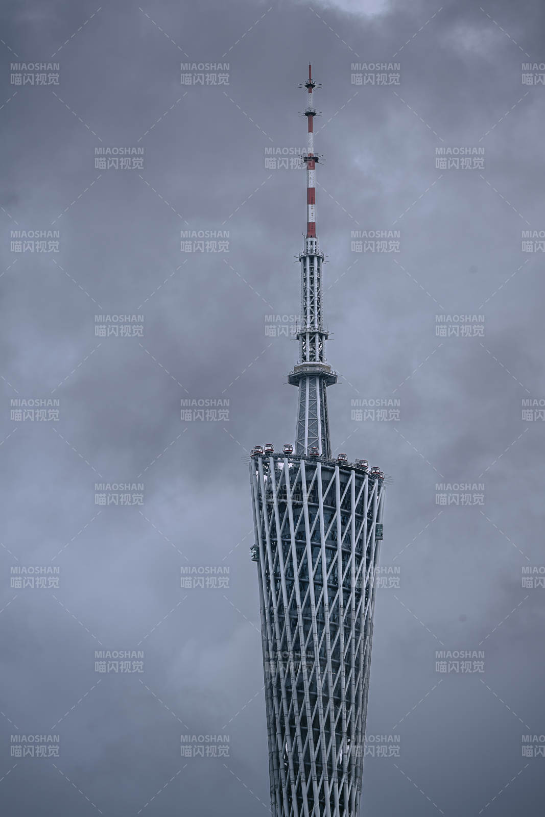 广州塔尖 云雾缭绕图片