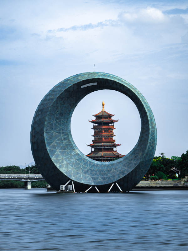 厦门园博苑环形建筑与古塔相映成趣图片