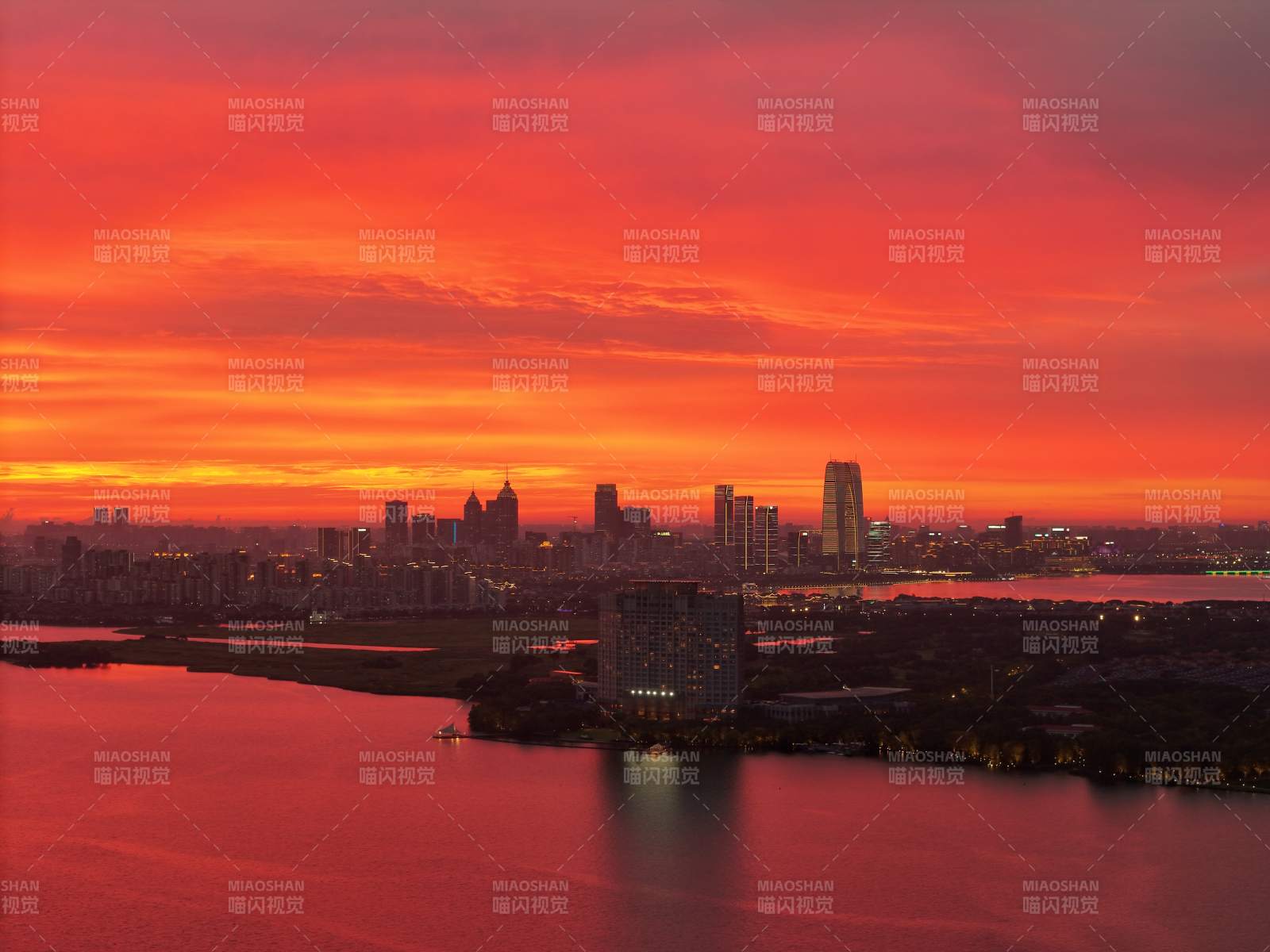 夕阳下的城市剪影图片