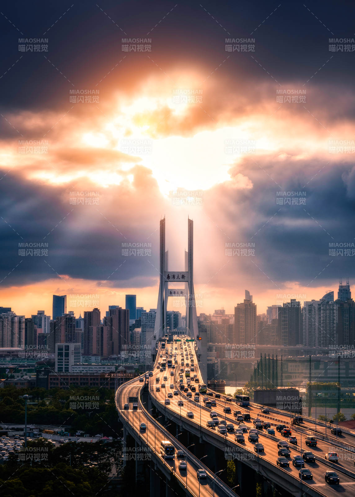 城市天际线与大桥日落图片