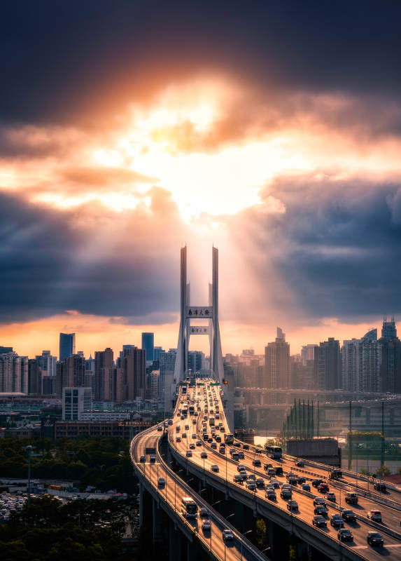 城市天际线与大桥日落图片