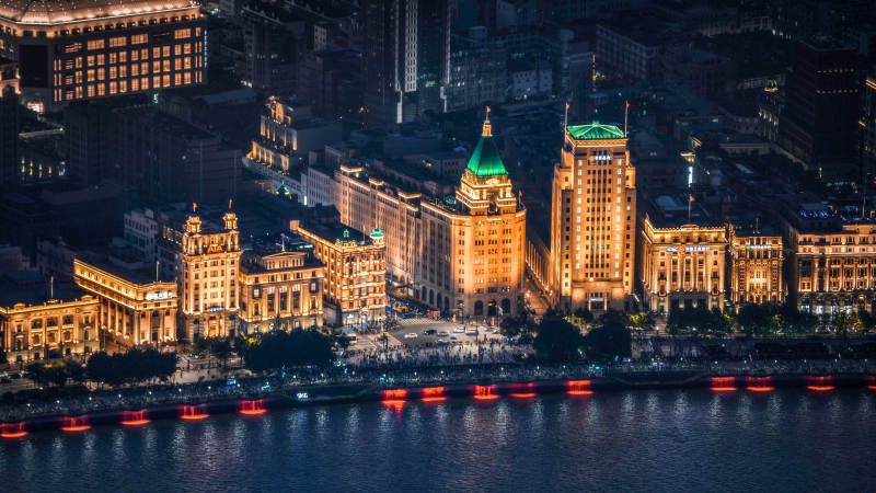 夜幕下的上海外滩灯火辉煌图片