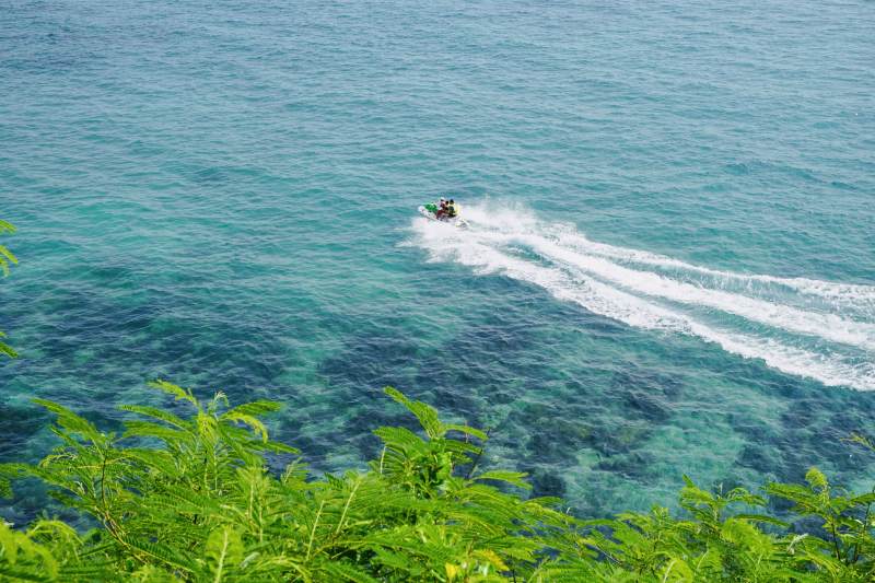 海上快艇疾驰 碧波荡漾图片