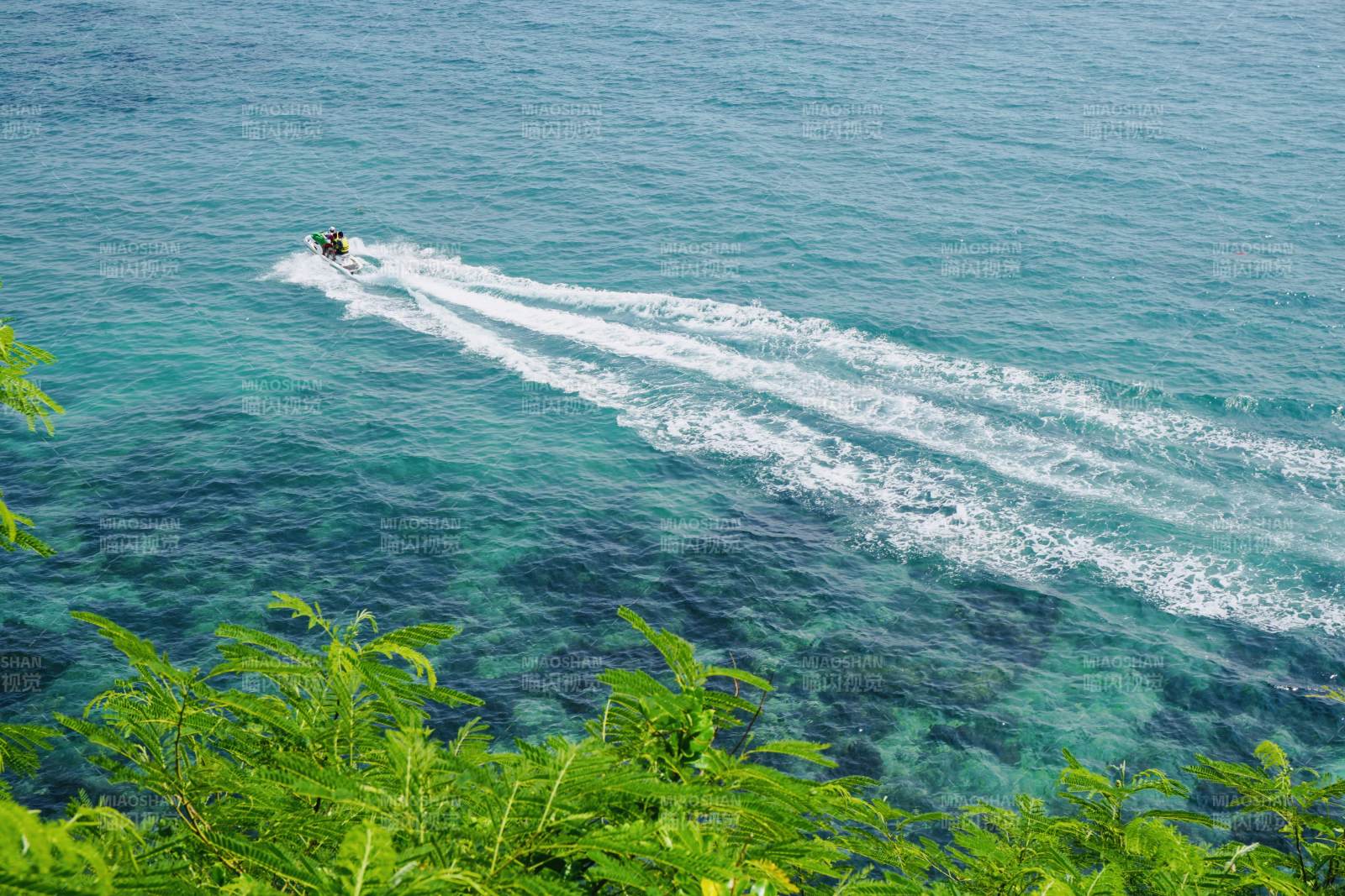 海上摩托疾驰 碧波荡漾图片
