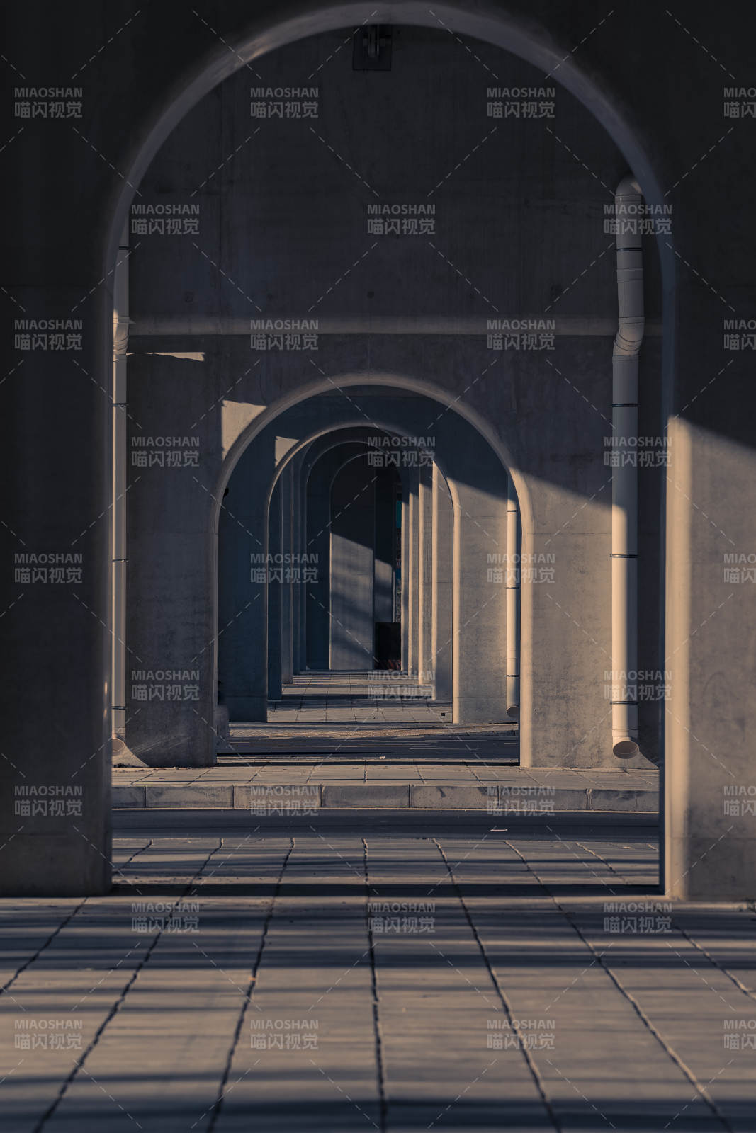 光影交错的拱廊通道图片