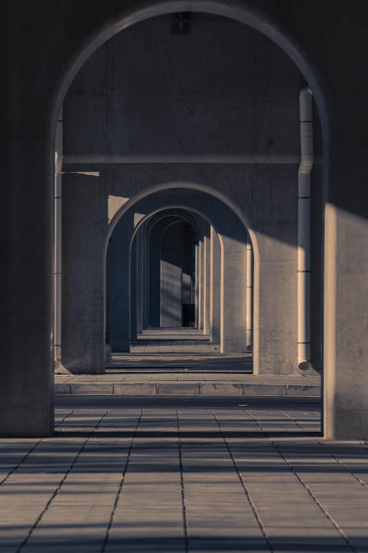 光影交错的拱廊通道图片