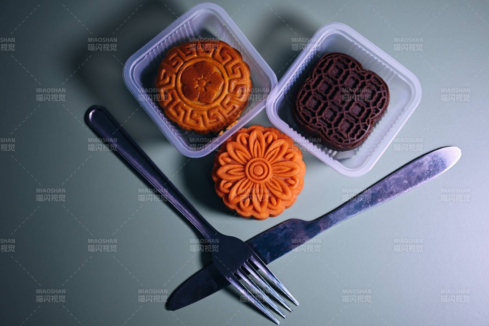 月饼与餐具的静谧时光图片