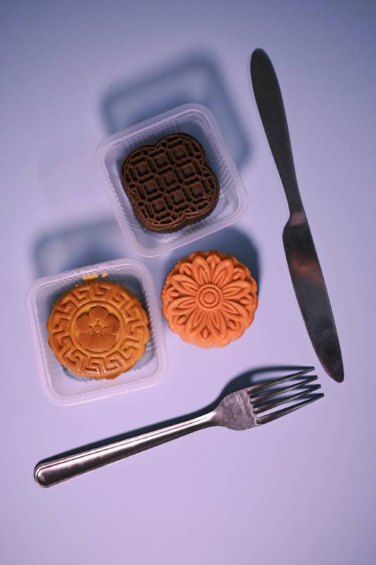 月饼与餐具的静谧时光图片