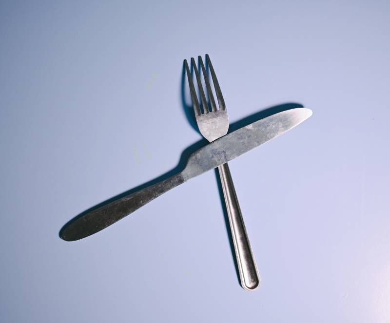 叉子与刀的静谧交错图片