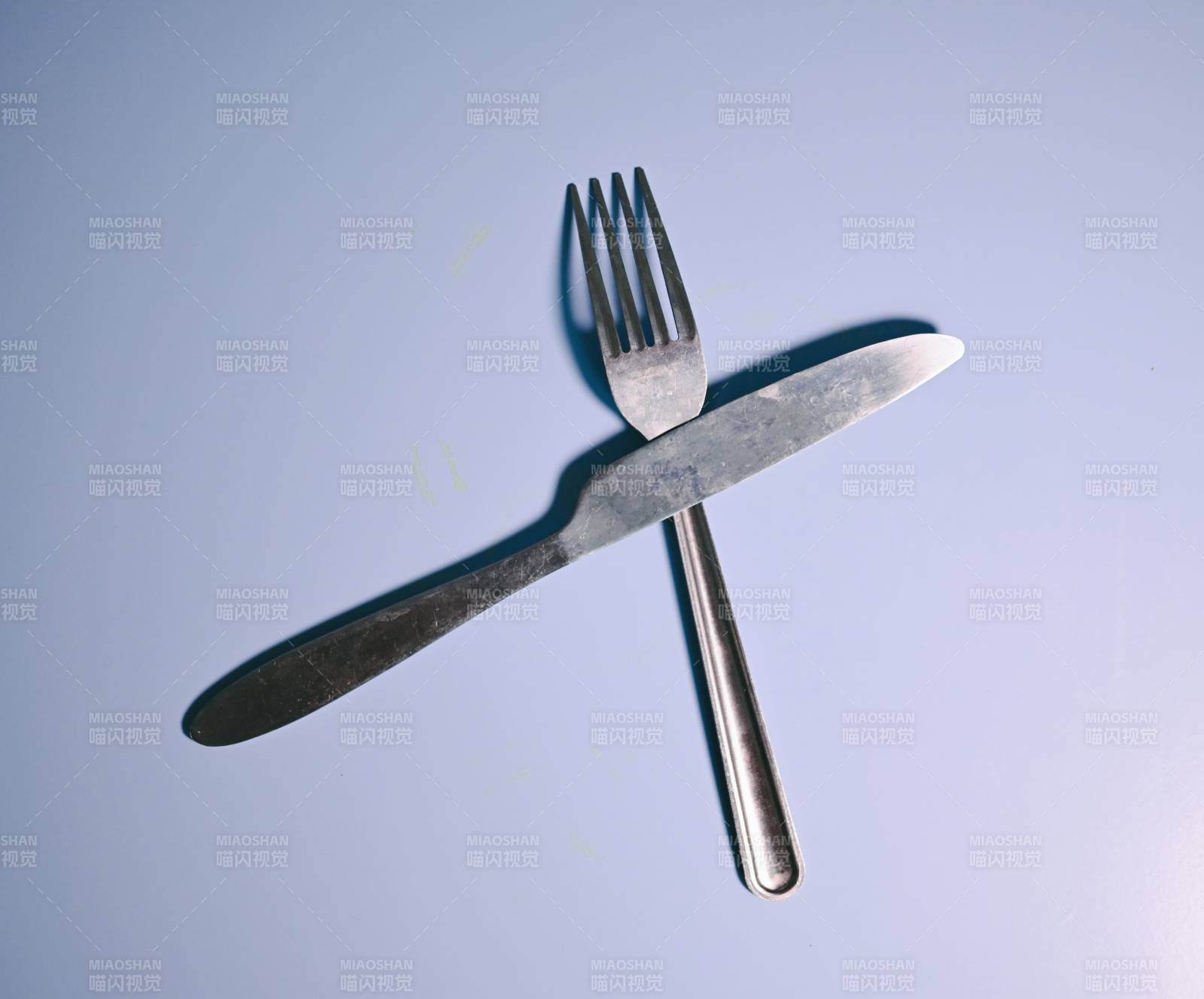 叉子与刀的静谧交错图片