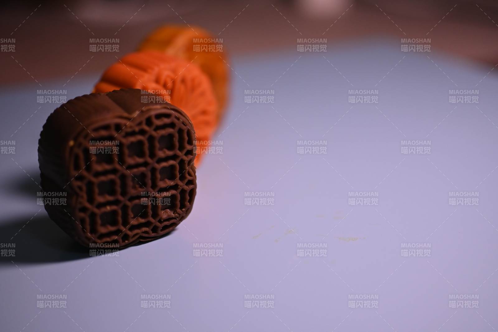 巧克力棒与橙色糖果图片