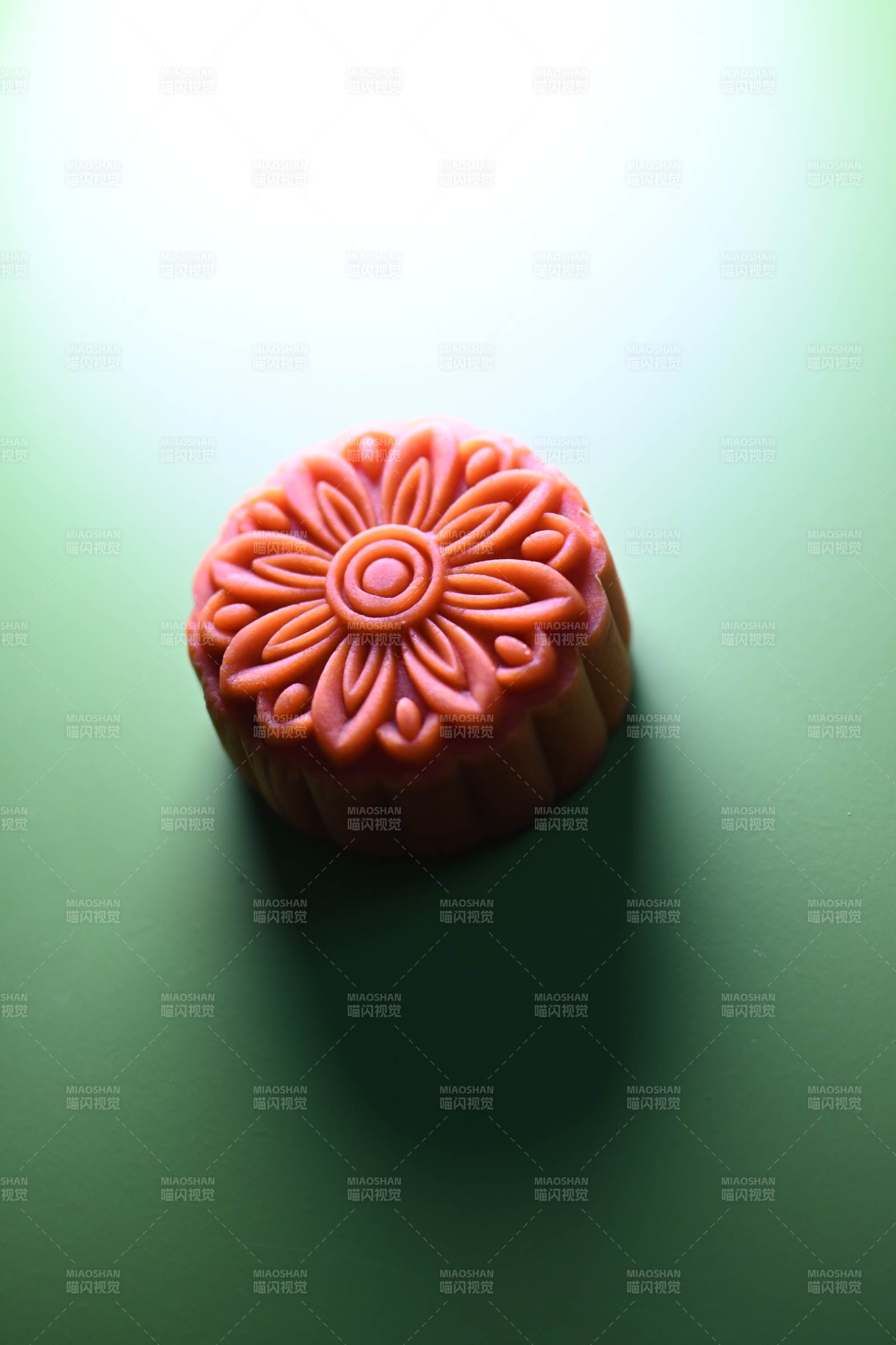 红色花型糕点特写图片