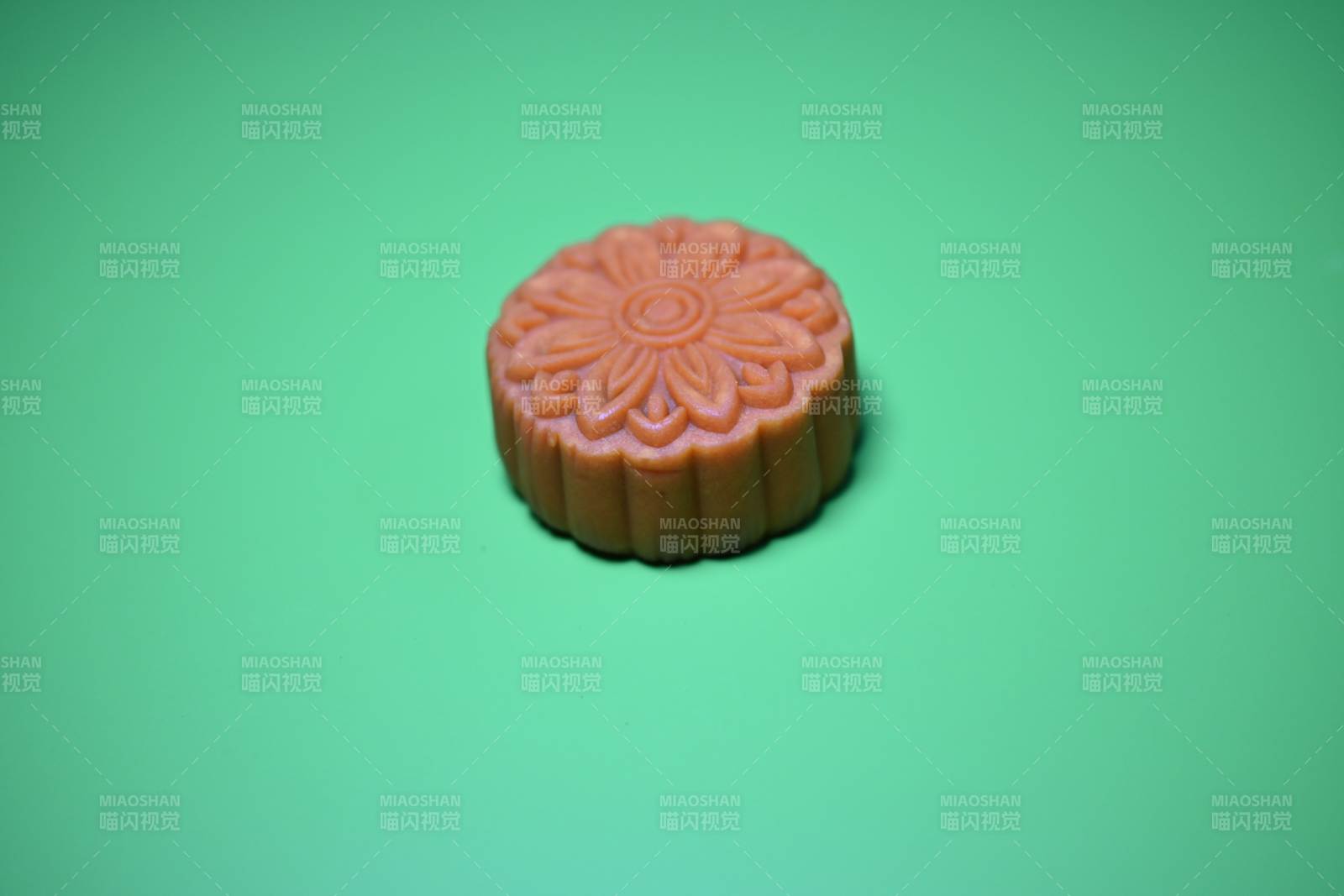 粉色花型糕点特写图片