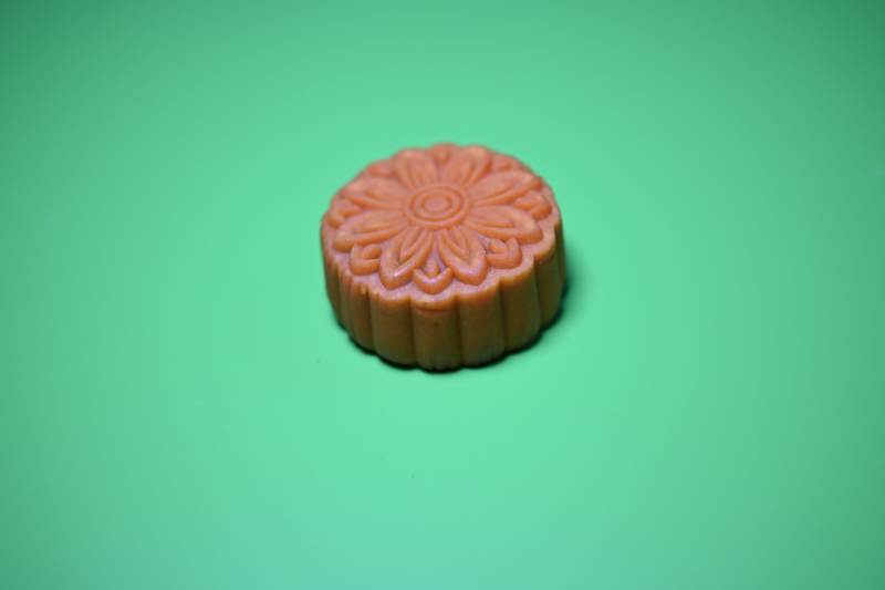 粉色花型糕点特写图片