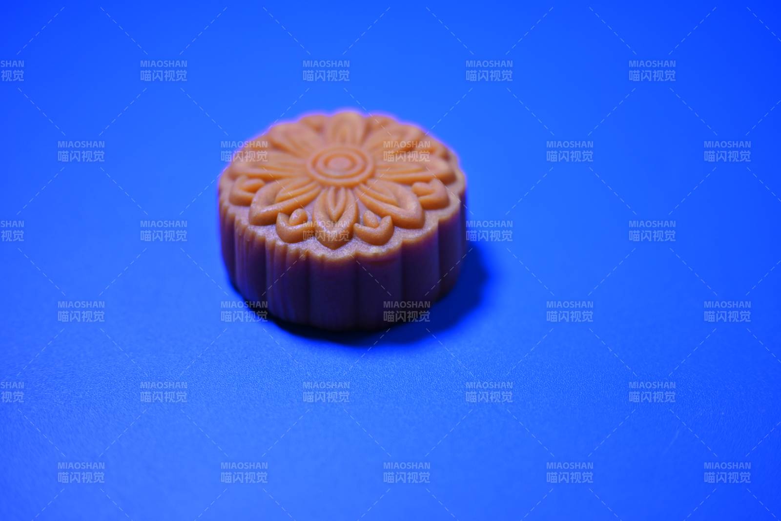 蓝色背景上的月饼图案图片