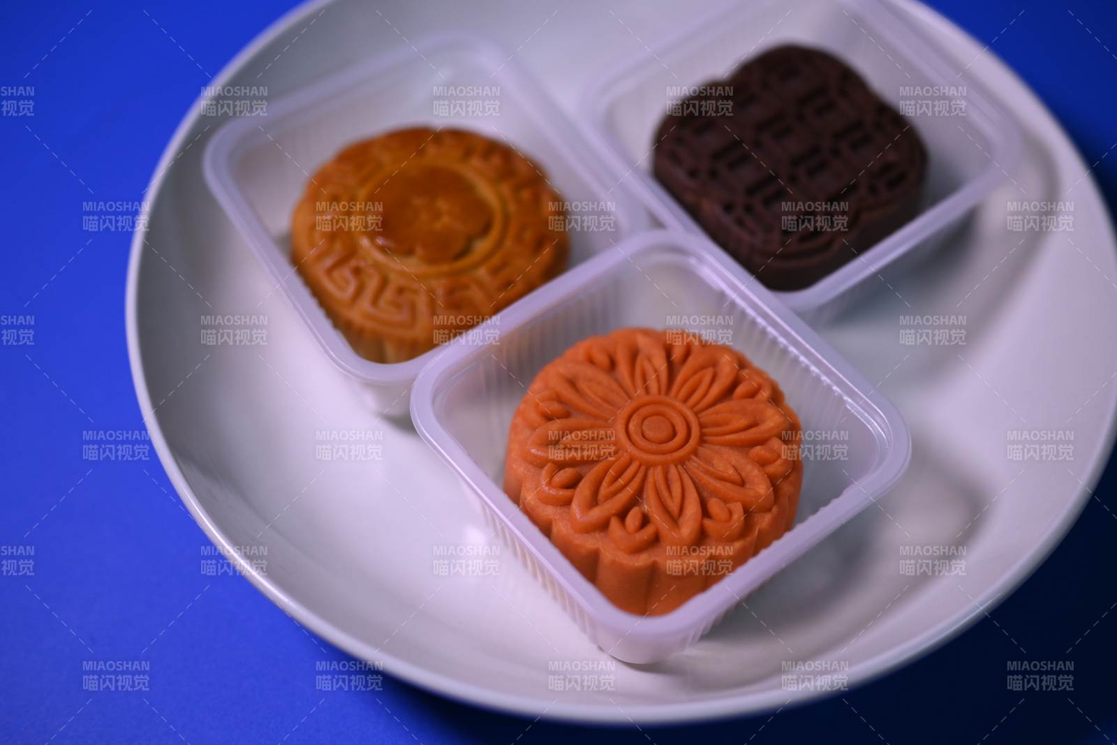 中秋月饼三色赏心悦目图片