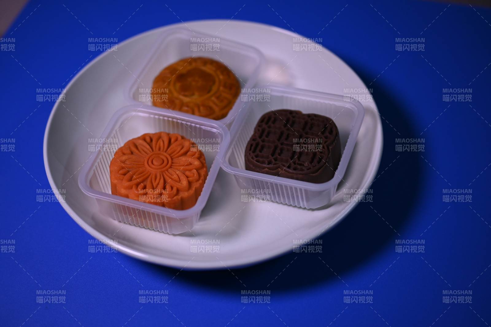中秋月饼三色盘中呈图片