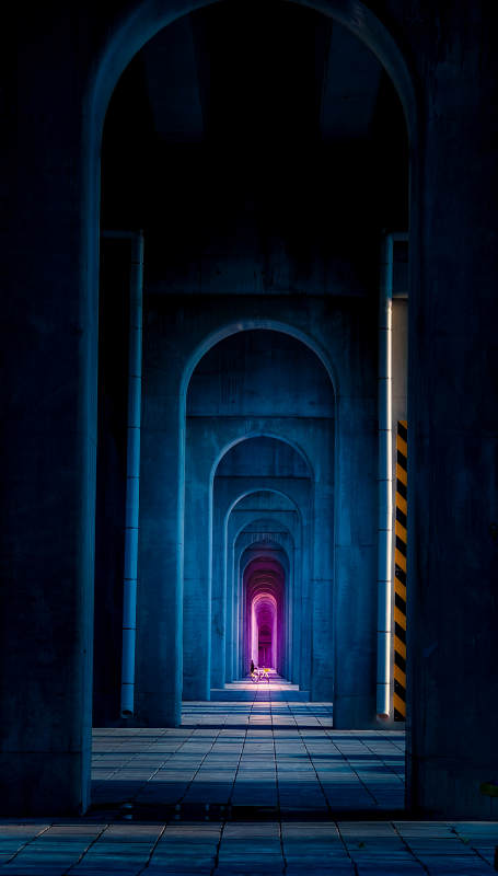 蓝色隧道的神秘光影图片