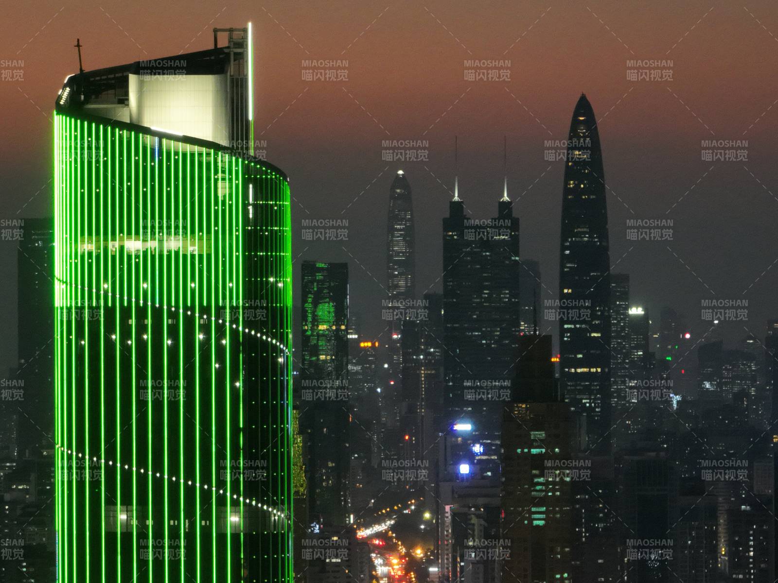 夜幕下的城市天际线图片