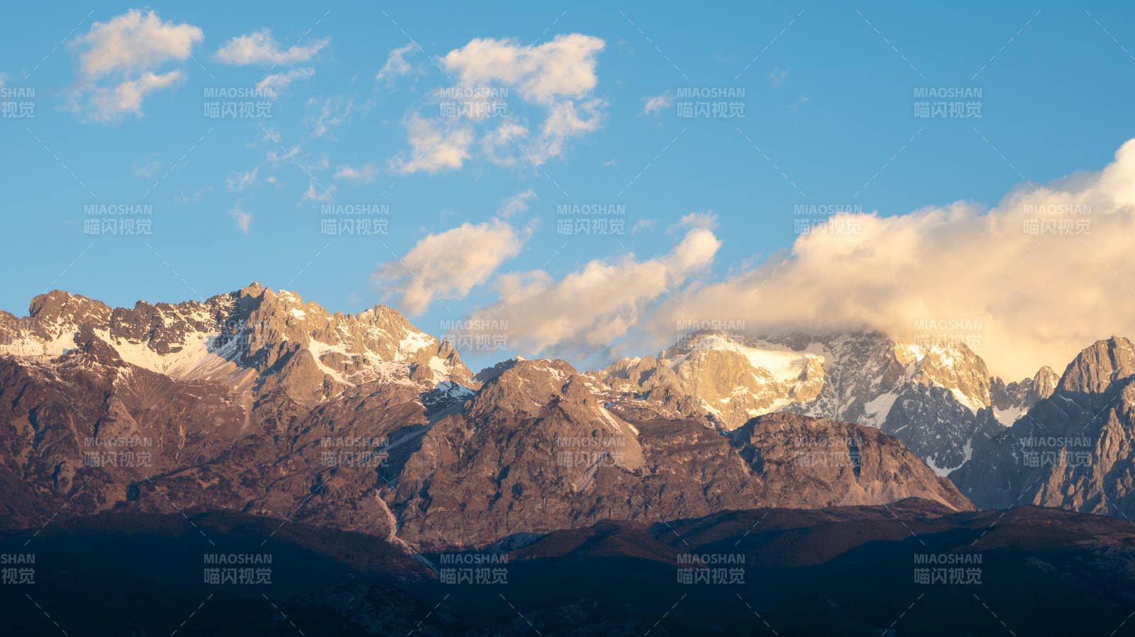 雪山晨曦 云海缭绕  云南  玉龙雪山图片