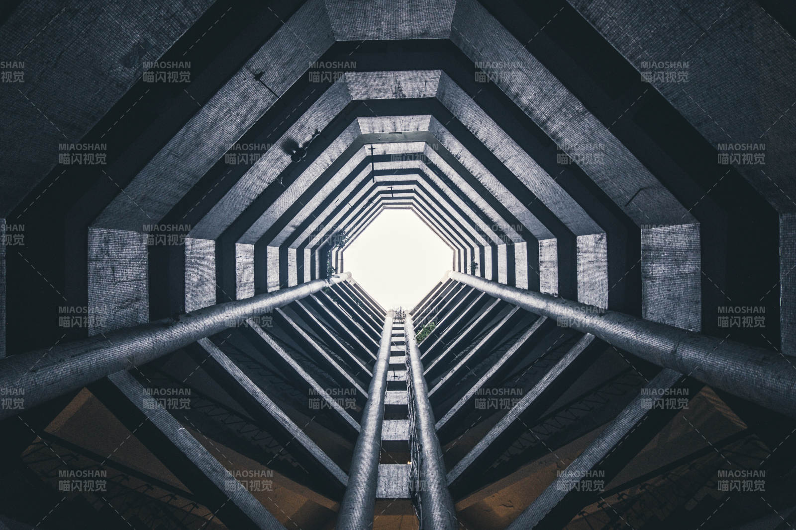 几何建筑的光影之美图片