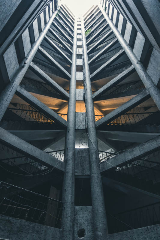 螺旋楼梯的光影交错图片