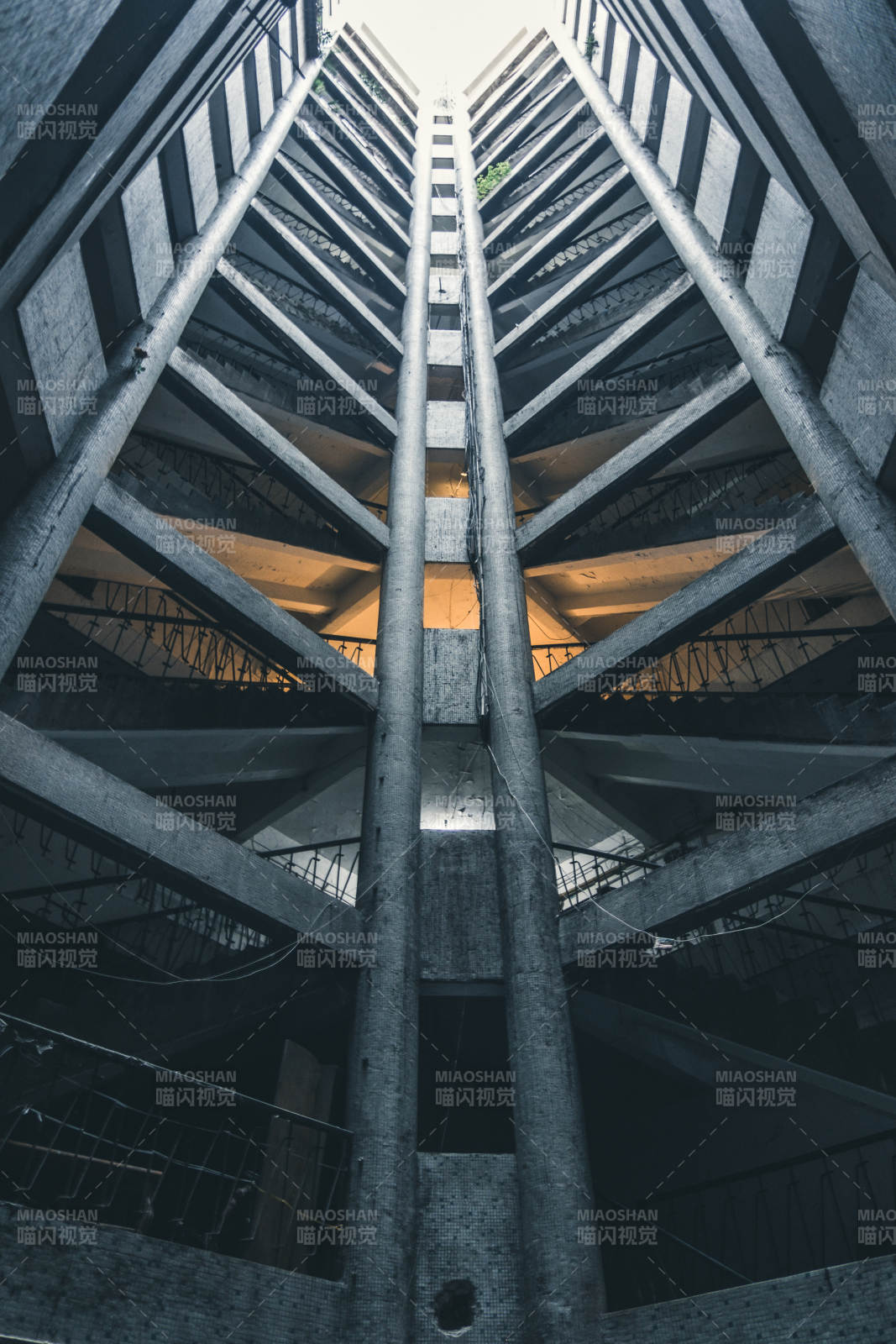 螺旋楼梯的光影交错图片