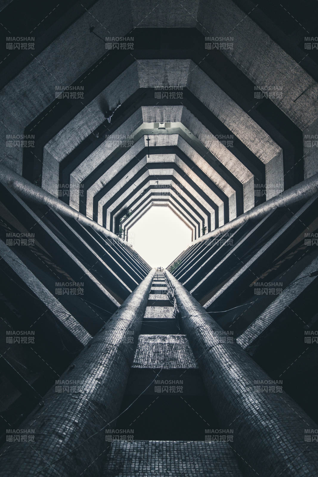 几何建筑的光影迷宫图片