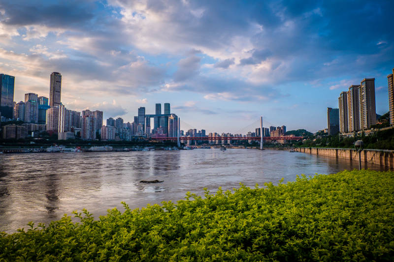 江畔城市风光图片