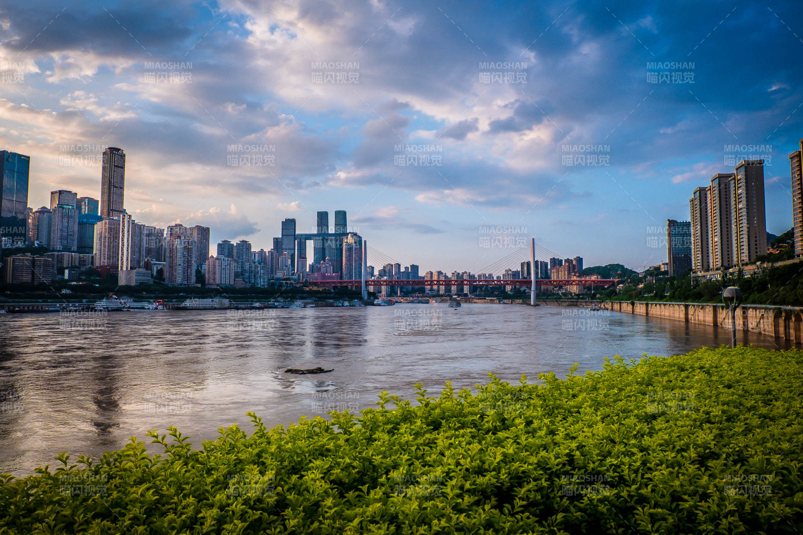 江畔城市风光图片