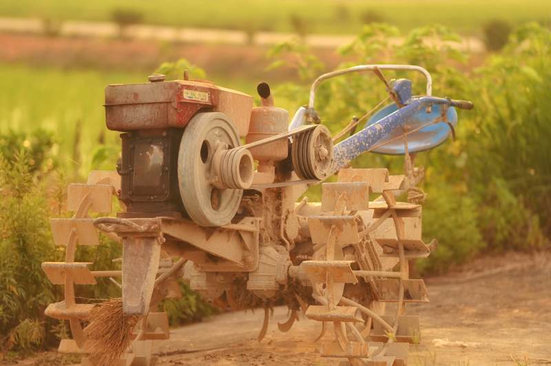 农田耕作机械作业场景图片