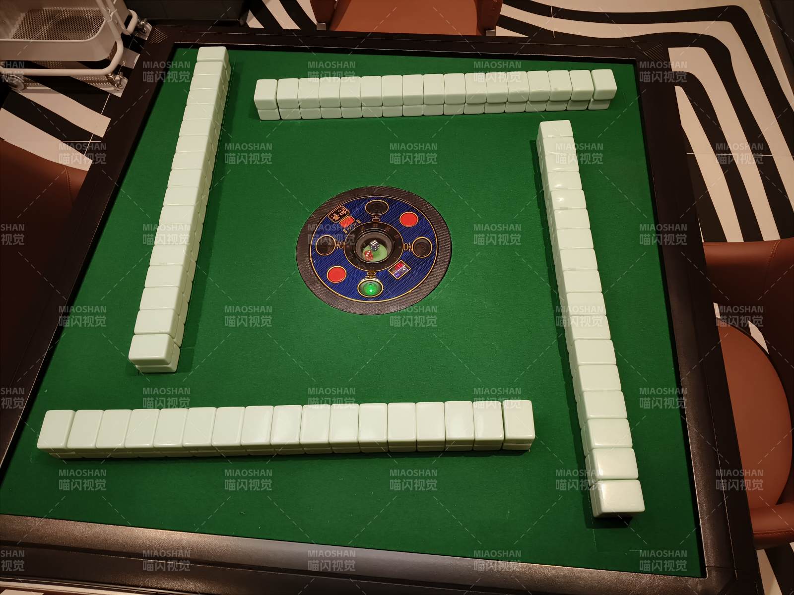 麻将桌上的牌局准备中图片