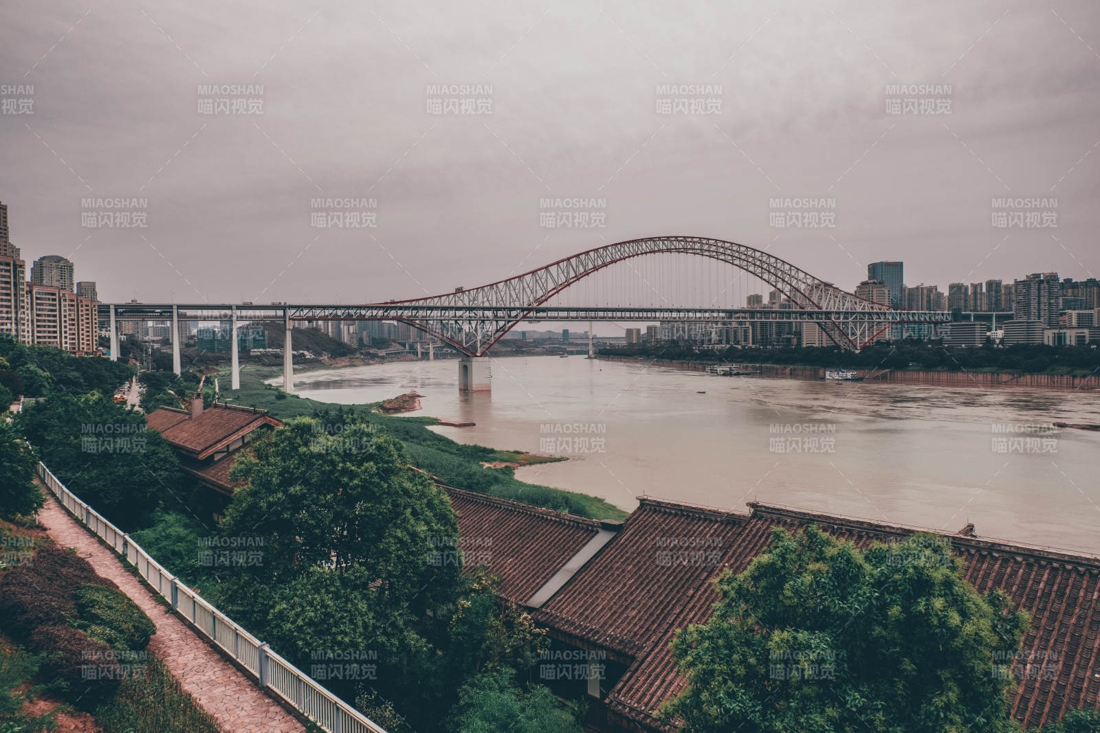 江畔拱桥映城市风光图片