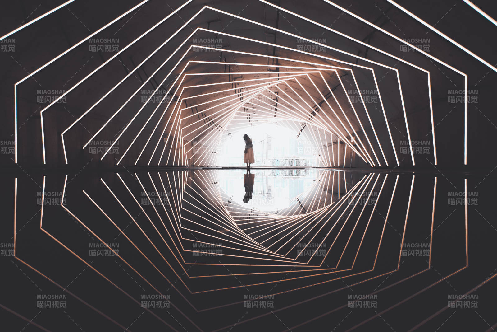 光之隧道 影中人影图片