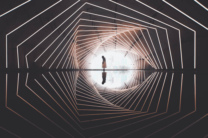 光之隧道 影中人影图片