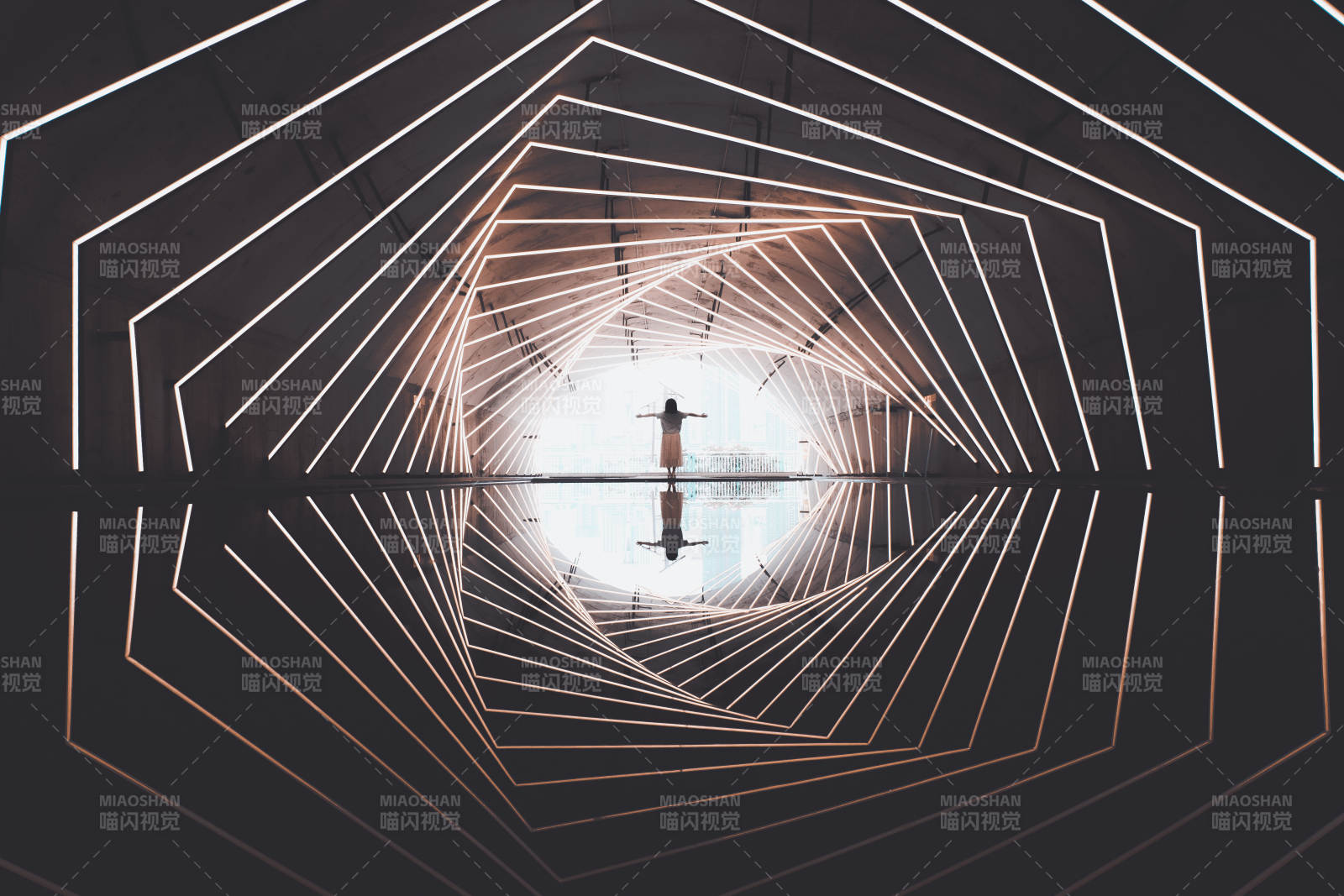 光与影的几何迷宫图片