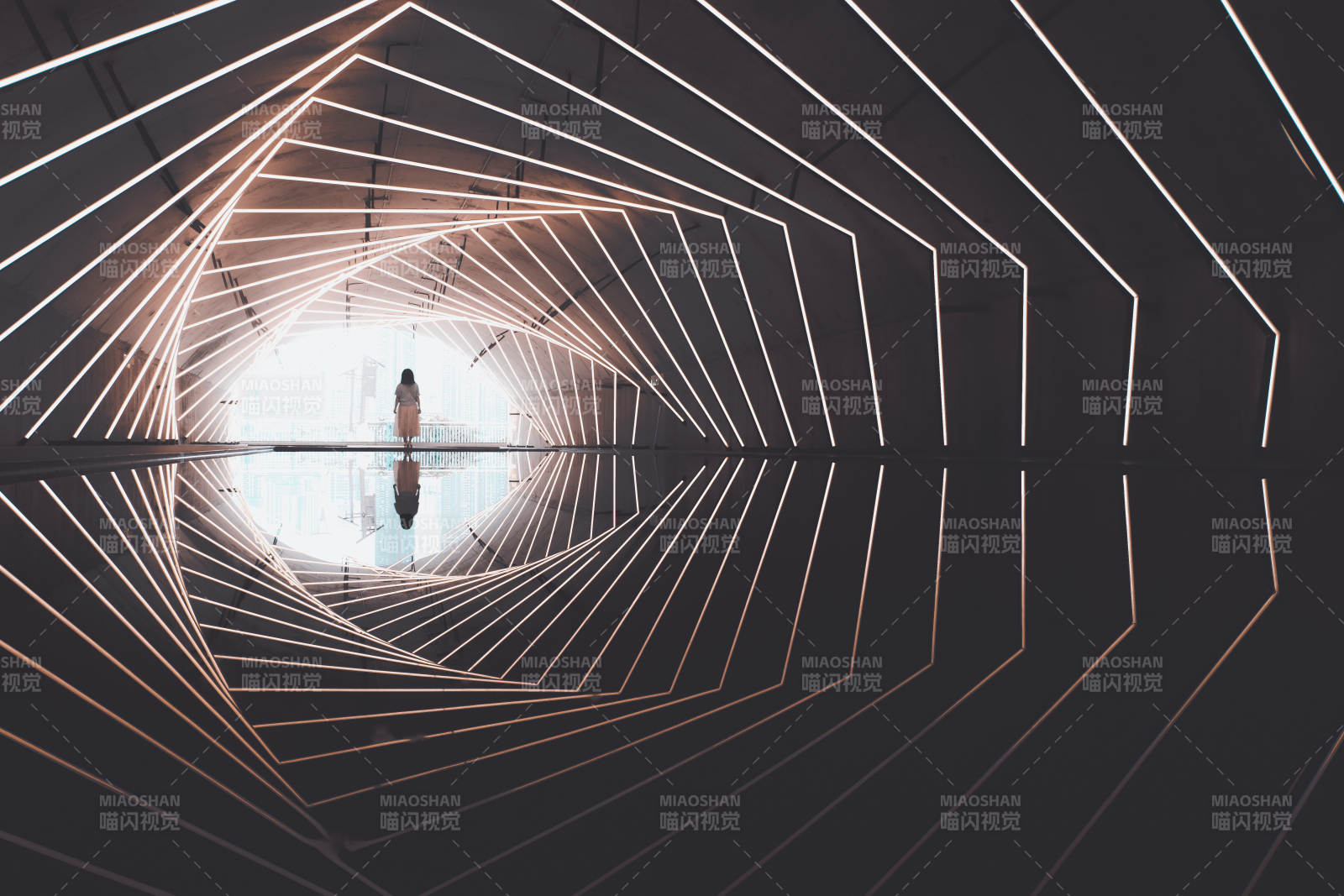 光影交错的未来隧道图片