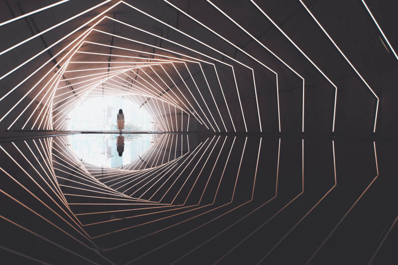 光影交错的未来隧道图片