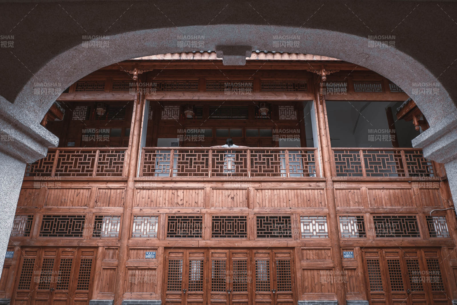 古色古香的木质建筑图片