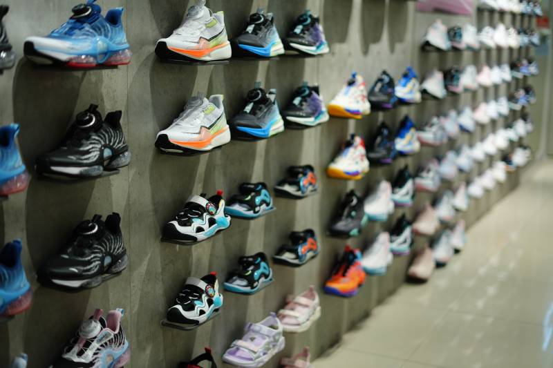 墙上的运动鞋展示图片